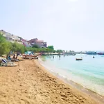 Appartement Double Bedroom No 16, First Row By The Sea, House Ana