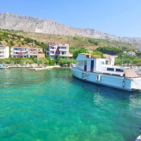 Double Bedroom No 16, First Row By The Sea, House Ana شقة