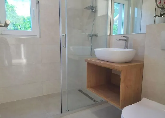 Apartman Double Bedroom No 16, First Row By The Sea, House Ana